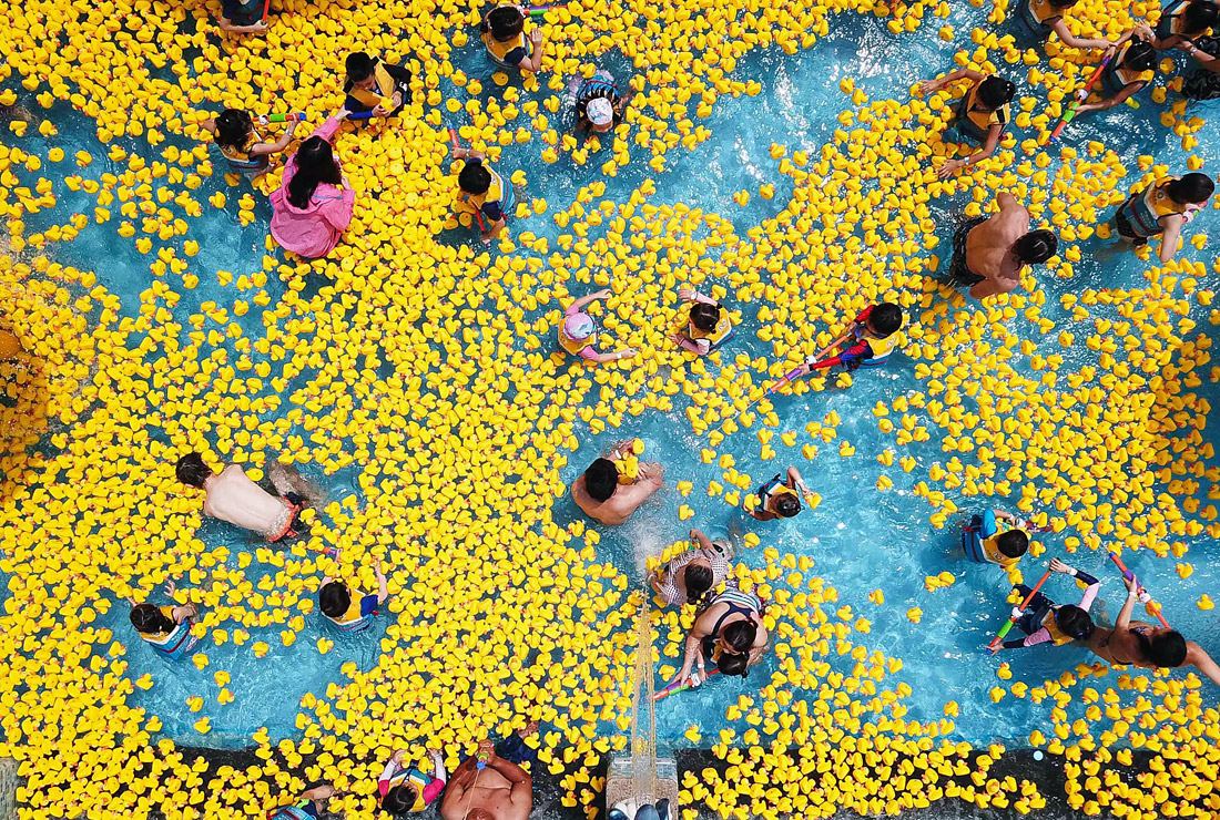 В аквапарке Chimelong Water Park китайского Гуанчжоу запустили желтых резиновых уток