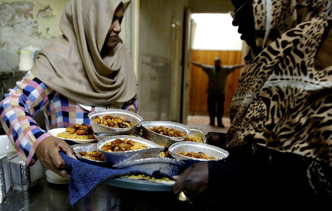 У мусульман всего мира подходит к концу священный месяц Рамадан, в течение которого последователи ислама должны поститься с момента утреннего намаза (на рассвете) до вечернего (на заходе солнца). На фото: суданские женщины готовят Ифтар (вечернюю трапезу) во время месяца Рамадан в Каире.
