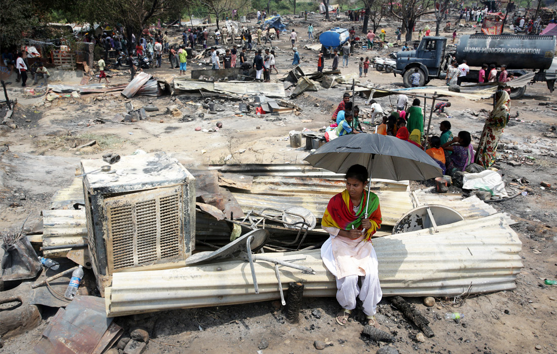Более 500 семей остались без жилья после пожара в трущобах в Джамму, Индия