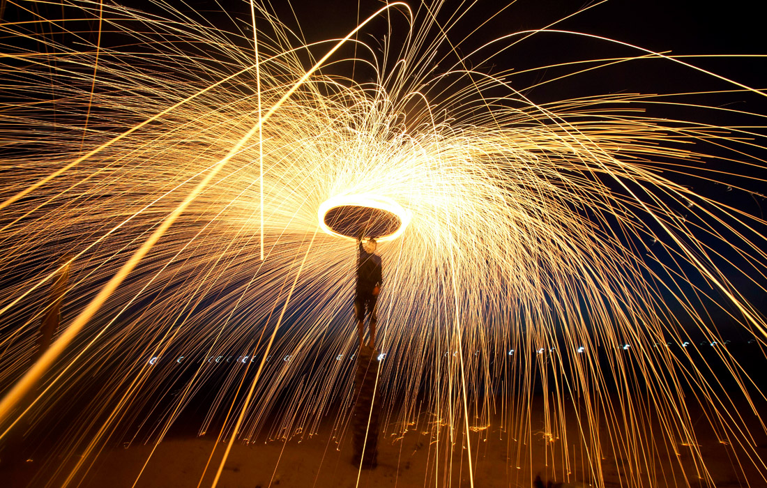 Световое представление в преддверии окончания Рамадана на пляже города Газа