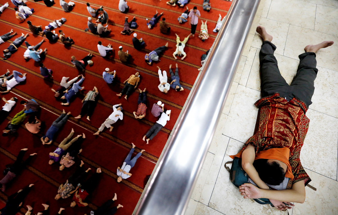 После пятничной молитвы в мечети Истикляль в Джакарте, Индонезия