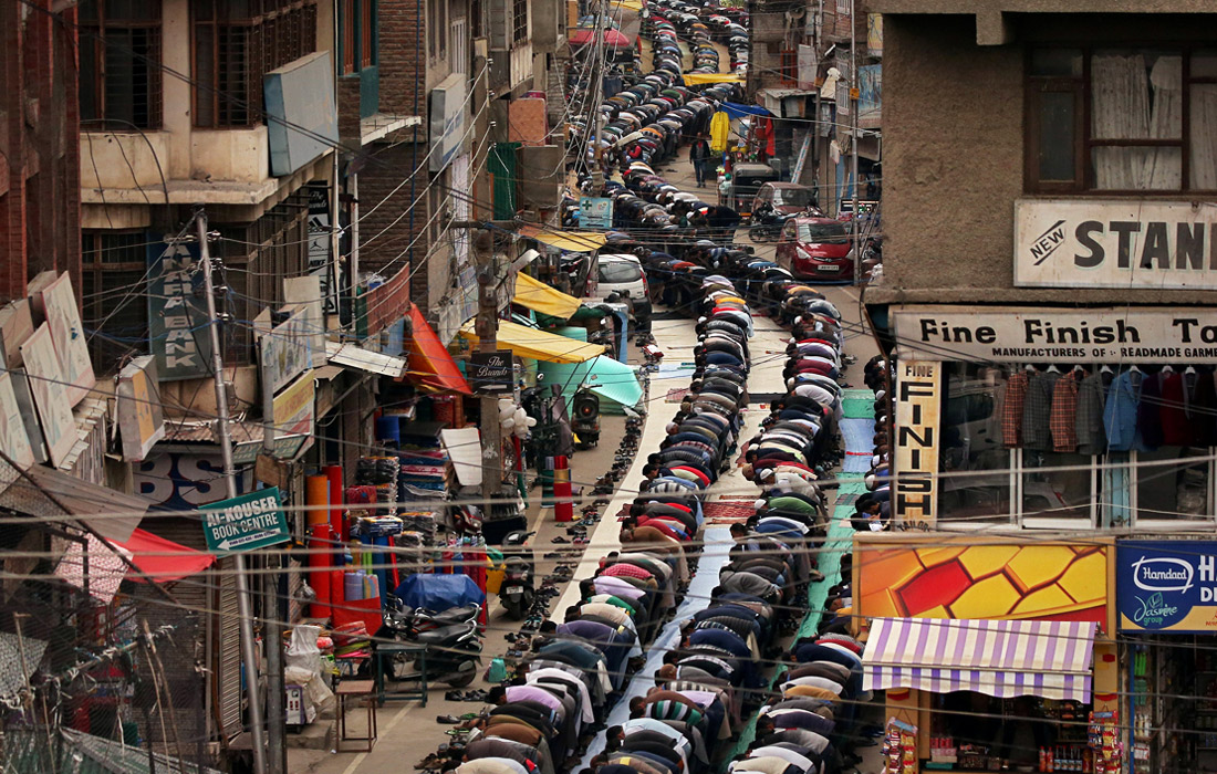 Молитва на улице в Шринагаре, Индия