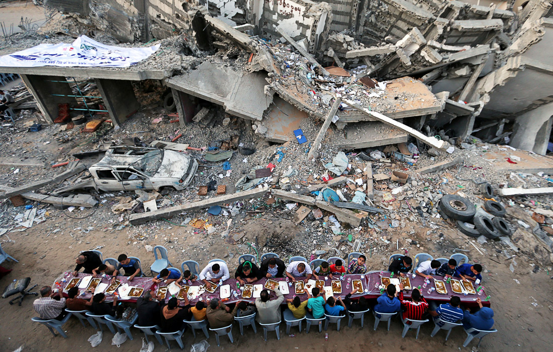 Вечерний прием пищи во время священного месяца Рамадан в разрушенном городе Газа