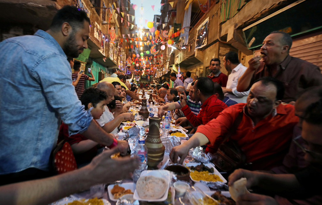 Вечерний прием пищи в Каире, Египет