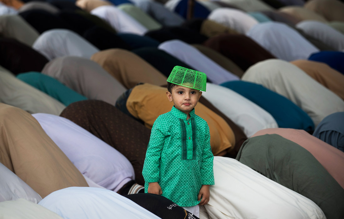 Мусульманские верующие возносят молитву в мечети города Равалпинди, Пакистан