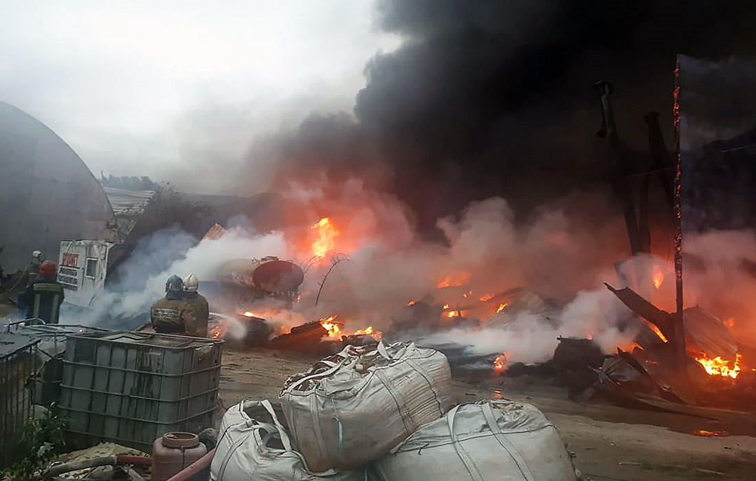 Тушение пожара площадью 2 тыс. кв. метров на территории складских помещений с лакокрасочной продукцией в городе Арамиле Свердловской области