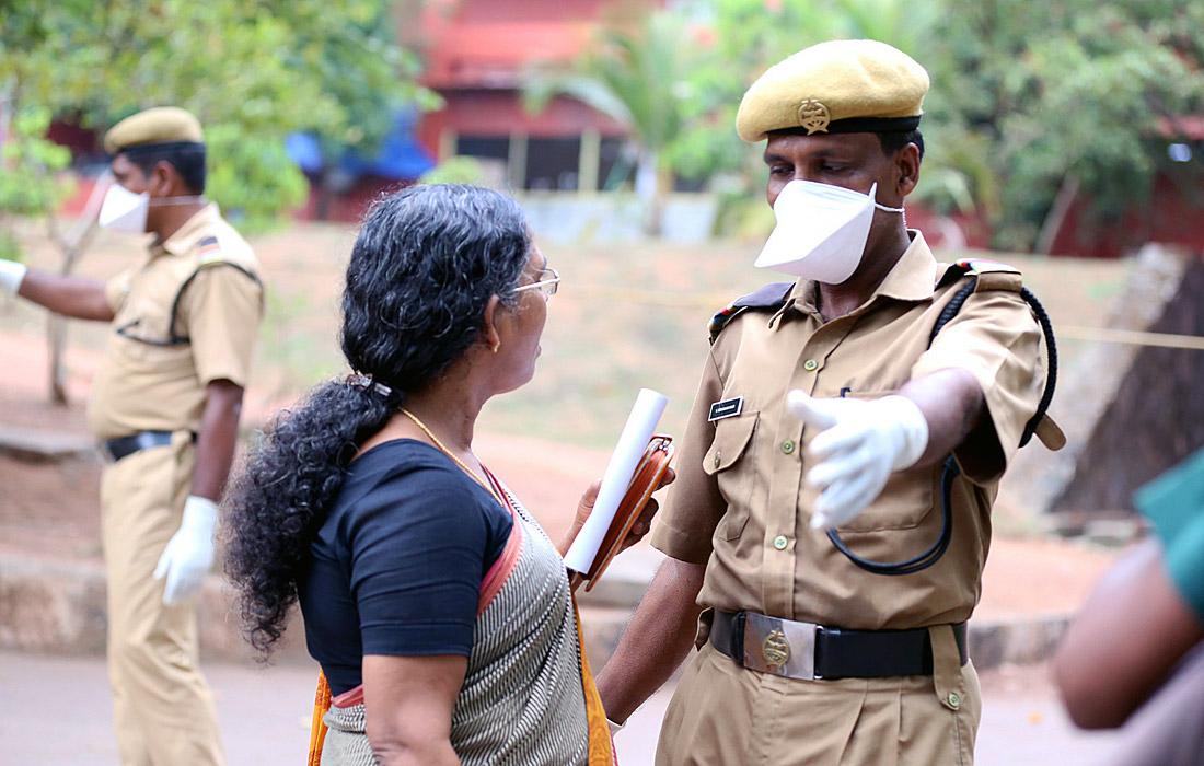 Вспышка смертельного вируса Нипах зарегистрирована в Индии.
 Сотрудник службы безопасности в защитной маске останавливает посетителей, направляющихся к изолированному отделению Государственного медицинского колледжа Эрнакулам. 23-летний студент колледжа был инфицирован вирусом Нипах, который распространяется через летучих лисиц, питающихся фруктами.