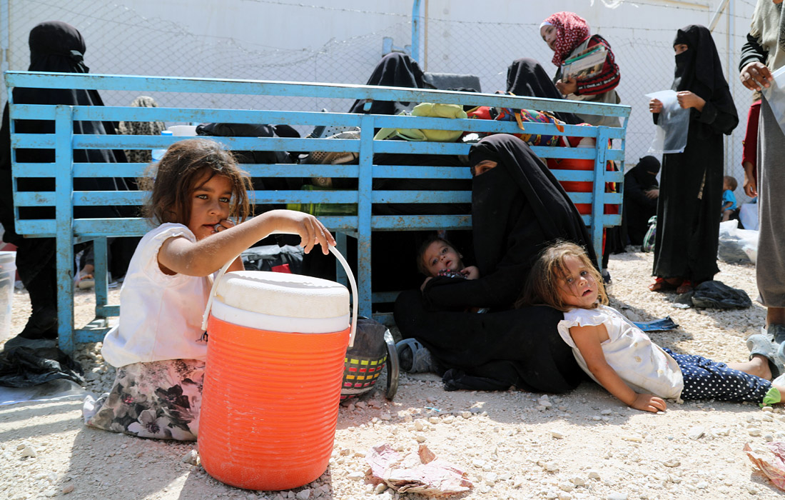 Более 800 человек - жен и детей боевиков ИГ (запрещено в РФ) переданы из переполненного лагеря беженцев "Аль-Холь" родственникам в Сирии