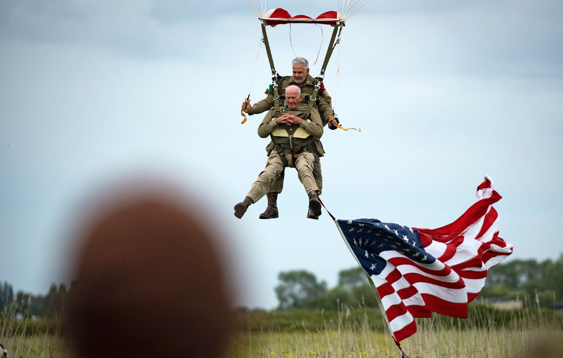 Ветеран 101-й воздушно-десантной дивизии Том Райс в возрасте 97 лет совершил прыжок с парашютом в тандеме над городом Роден по случаю 75-й годовщины высадки союзных войск в Нормандии. Высадка в Нормандии началась 6 июня 1944 года, она являлась первой частью стратегической операции "Оверлорд" - крупнейшей десантной операцией в истории (участвовали более 3 млн человек), предусматривавшей освобождение союзниками от Германии северо-западной Франции. В операции были задействованы 156 тыс. человек.