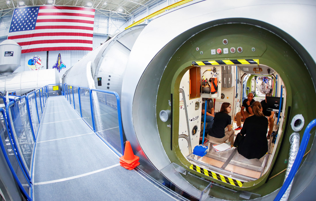 Члены экипажа первого пилотируемого космического корабля Crew Dragon компании SpaceX проходят тренировку на модели МКС в Космическом центре Джонсона в Хьюстоне, штат Техас