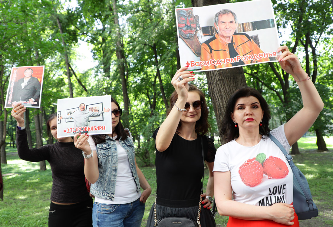 Поклонники пришли поздравить продюсера Бари Алибасова с днем рождения в НИИ скорой помощи им. Н.В.Склифосовского, куда он был госпитализирован в связи с отравлением