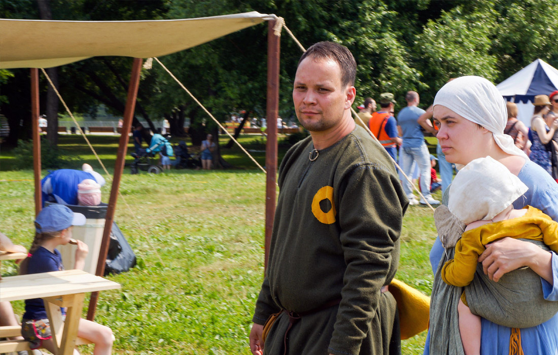 Участники фестиваля в европейских народных костюмах