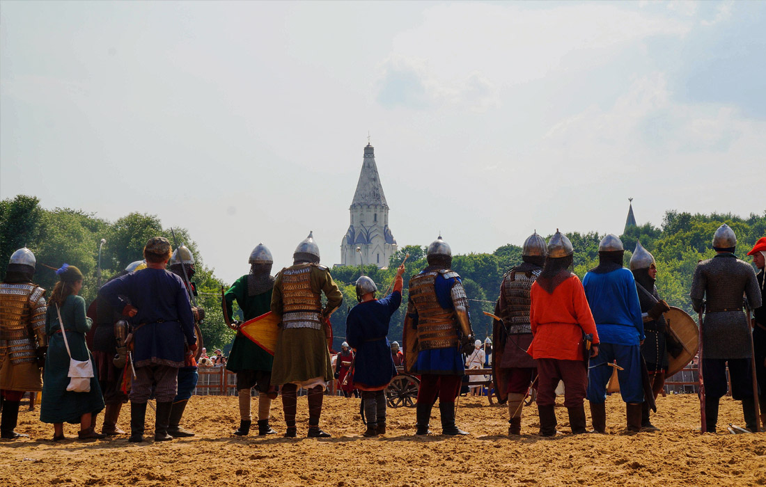 Сражение войск Европы и Руси среди гостей и организаторов фестиваля