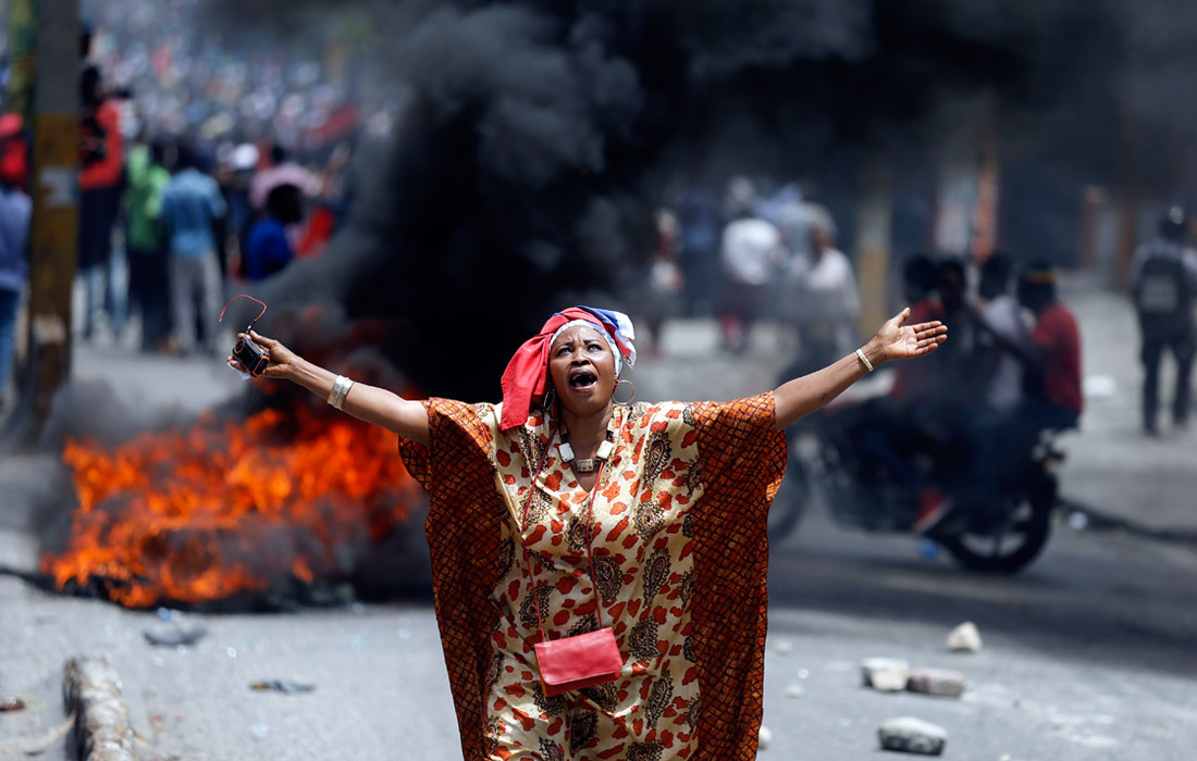 Антиправительственные протесты охватили столицу Гаити и еще несколько городов страны. Демонстранты, представляющие самые разные слои общества, требуют отставки президента Жовенеля Моиза. В ходе столкновений два человека были убиты, четыре получили огнестрельные ранения.