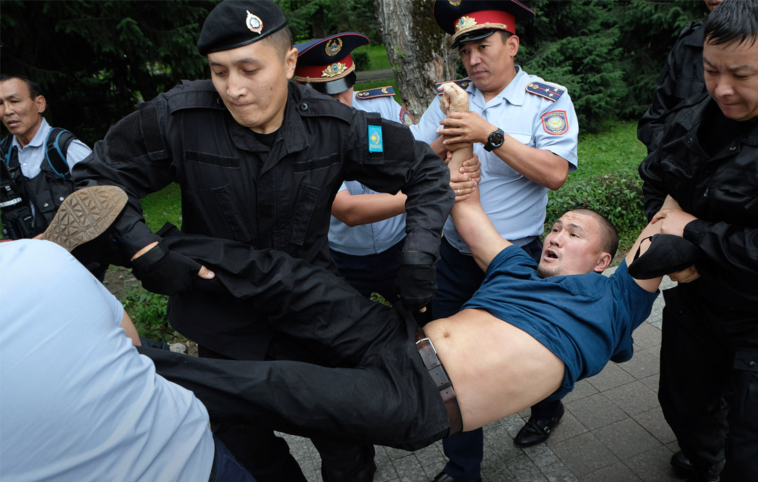 В Алма-Ате задержали уже около ста участников несанкционированного митинга, на который вышли недовольные итогами президентских выборов в Казахстане. По предварительным данным ЦИК, на выборах главы государства одержал победу действующий президент страны Касым-Жомарт Токаев, набрав 70,76% голосов. Явка избирателей составила 77,4%.