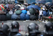 Власти Гонконга закрыли все правительственные офисы в центре города из-за беспорядков