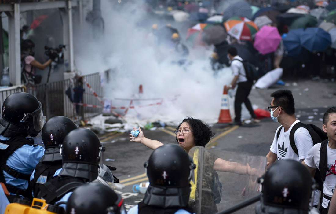 Протестные выступления вылились в беспорядки у здания заксобания и в некоторых других районах города, где демонстранты перекрывали движение транспорта и воздвигали баррикады