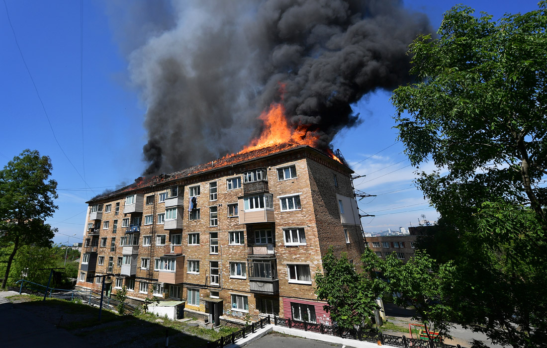 Пожар произошел на крыше пятиэтажного жилого дома во Владивостоке. Площадь возгорания составила 300 кв. м. При тушении было задействовано 40 человек и 11 единиц техники. Спасатели эвакуировали жильцов дома, пострадавших в результате пожара нет.