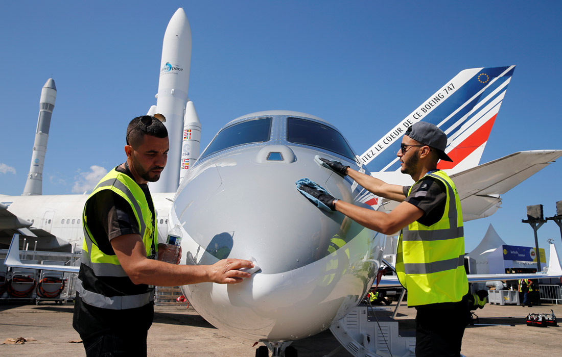 Работники готовят самолет Gulfstream G-280 к открытию выставки