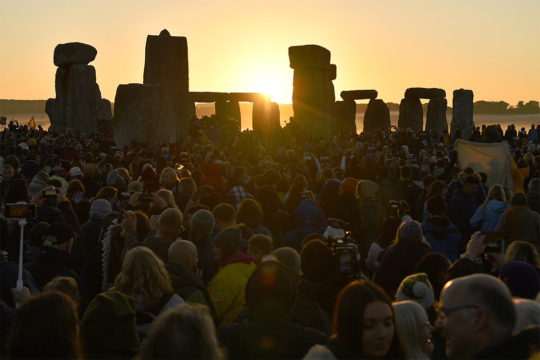 День летнего солнцестояния традиционно отметили у Стоунхэнджа в Англии