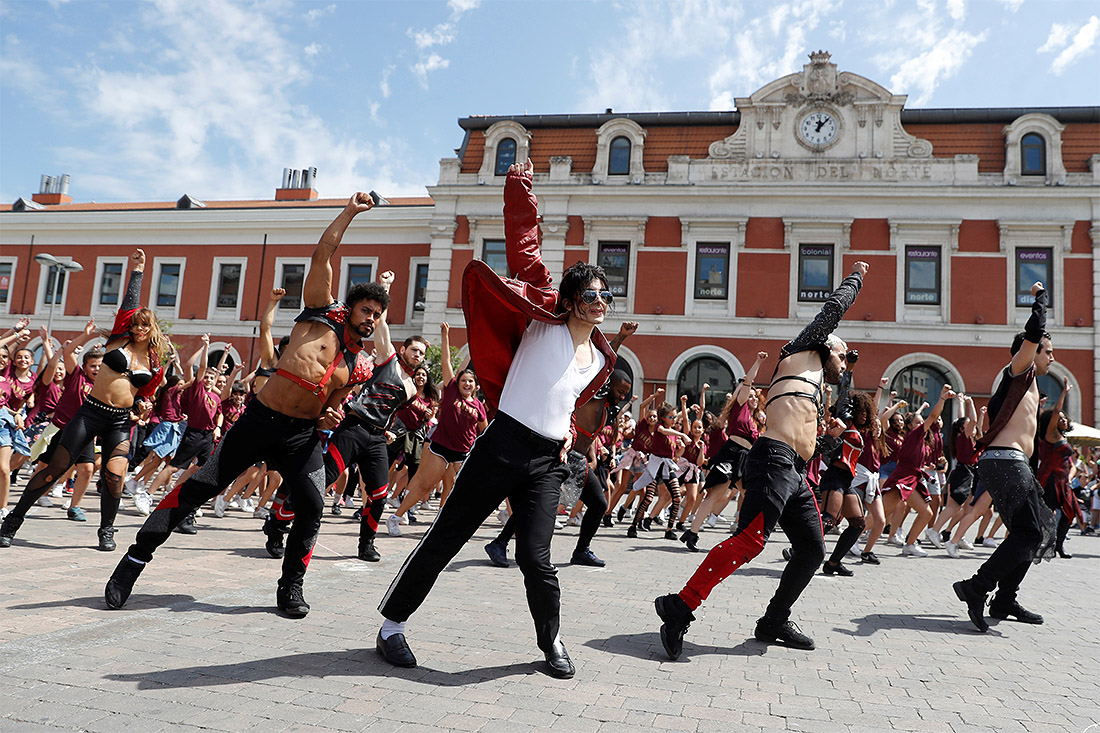 Десять лет назад умер Майкл Джексон. В Мадриде память певца почтили флешмобом.