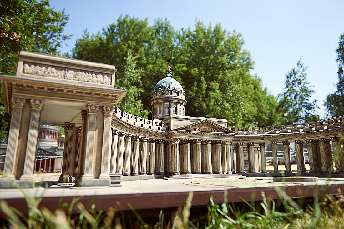 Один из крупнейших храмов Петербурга - Казанский кафедральный собор. Сооружение детально воспроизведено в модели размером не выше колена.