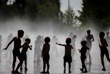 Дети купаются в фонтане в Мадриде
