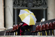 Член духовенства спасается от палящего солнца под зонтом на площади Святого Петра в Ватикане