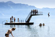 Молодежь отдыхает у Женевского озера в Лютри, Швейцария