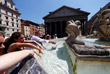 Туристы охлаждаются у фонтана Пантеона в центре Рима