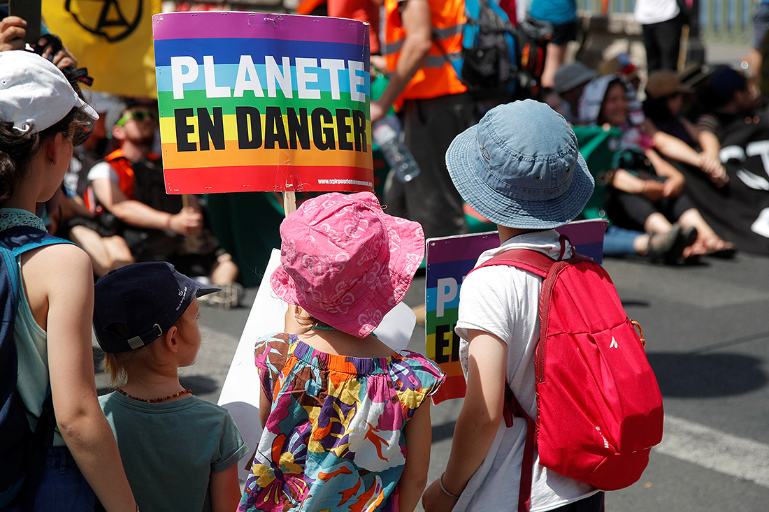 Самые маленькие активисты присоединились сегодня к молодежным протестам во Франции и призвали мировых лидеров сделать уже что-то с изменением климата