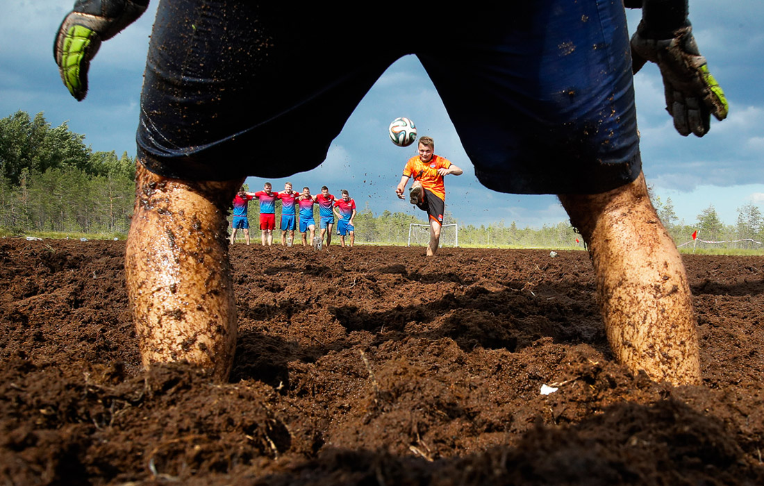 Кубок России по болотному футболу в деревне Поги