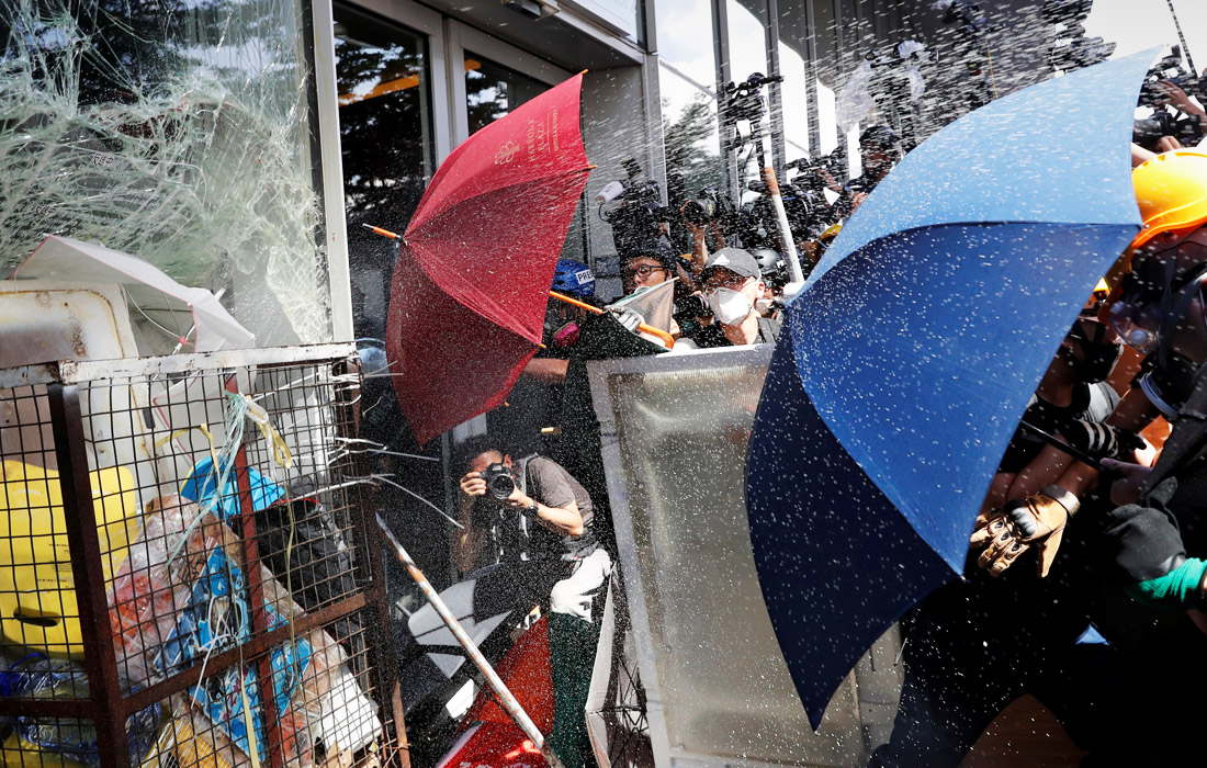 Массовые демонстрации возобновились в Гонконге в понедельник утром. Демонстранты вышли на улицы и перекрыли несколько магистралей. Протестующие прорвались в здание Законодательного совета Гонконга, выступая против планов властей принять закон об экстрадиции подозреваемых на материковую территорию Китая.