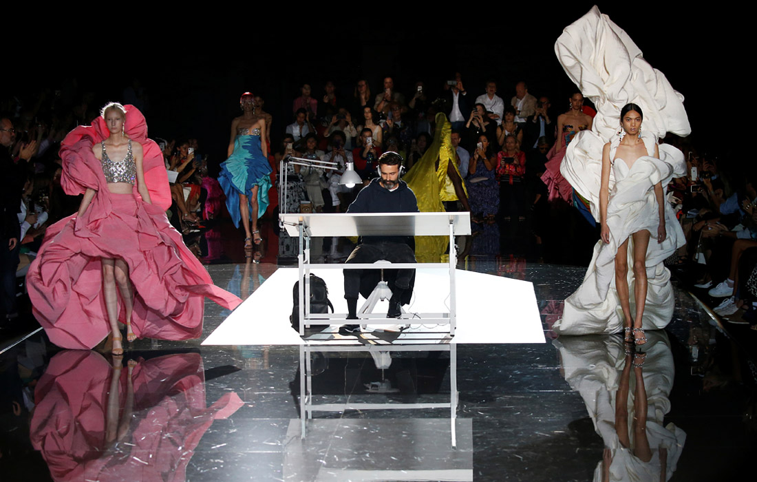 Показ коллекции Schiaparelli на Неделе высокой моды в Париже