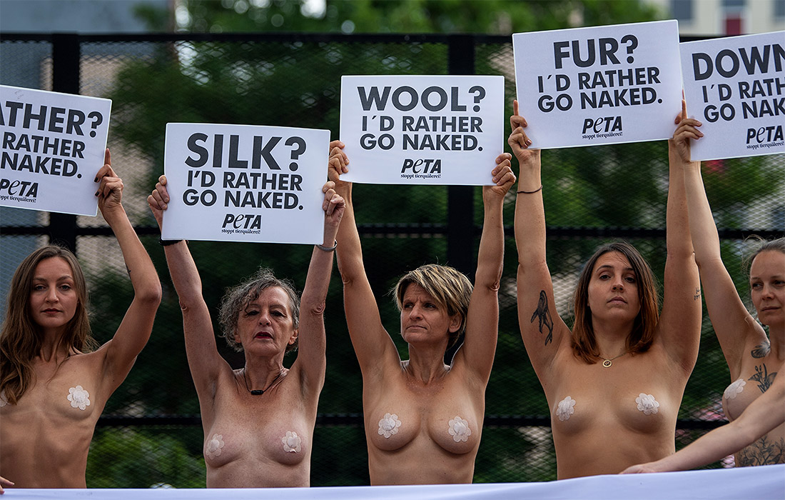 На берлинской Неделе моды активистки PETA устроили акцию протеста против использования животных материалов в производстве одежды