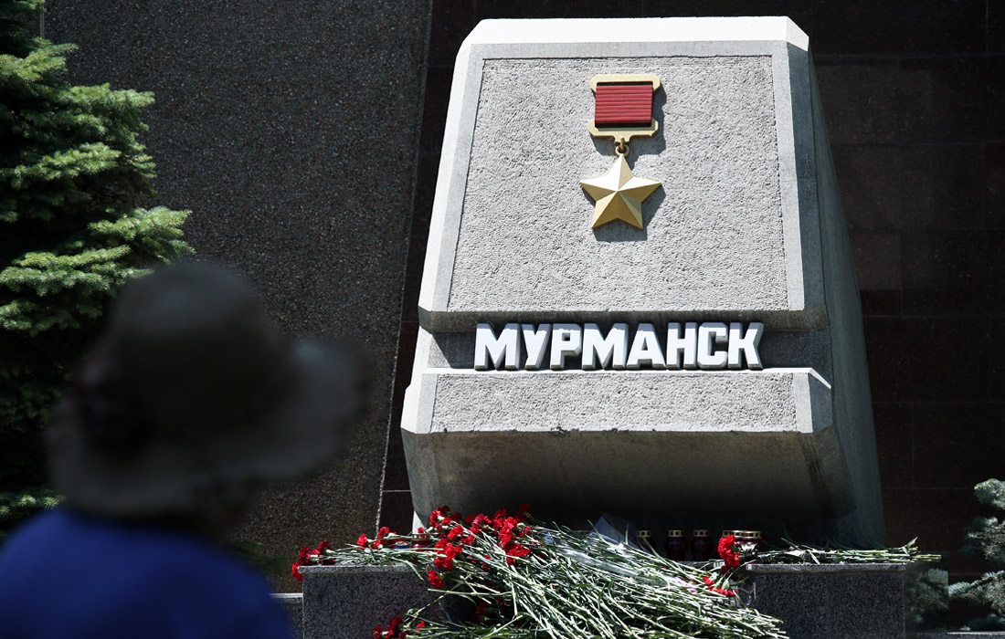 В Севастополе почтили память подводников, которые погибли 1 июля в результате пожара на научно-исследовательском глубоководном аппарате в российских территориальных водах Баренцева моря. Жители города несут цветы и венки к знаку города-героя Мурманска. Трагедия унесла жизни 14 человек.