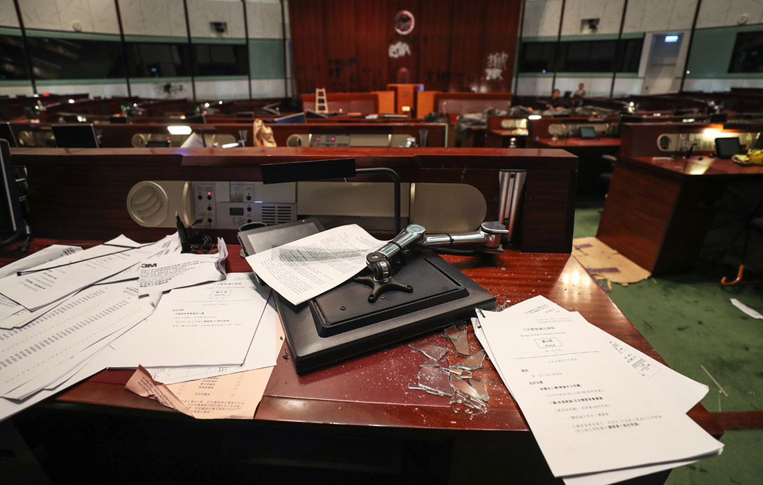 Здание Законодательного совета Гонконга после штурма протестующими. На ремонт здания после беспорядков может уйти до $7,7 млн.