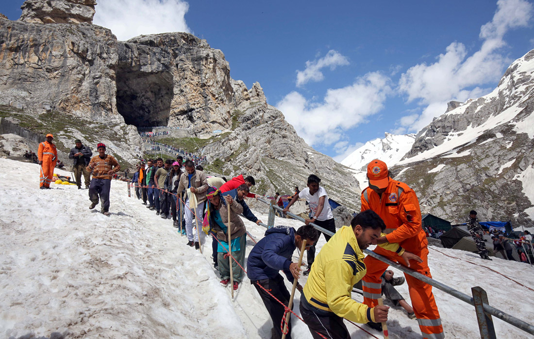 Ежегодное паломничество индуистов к священной пещере Амарнатх в индийском Кашмире