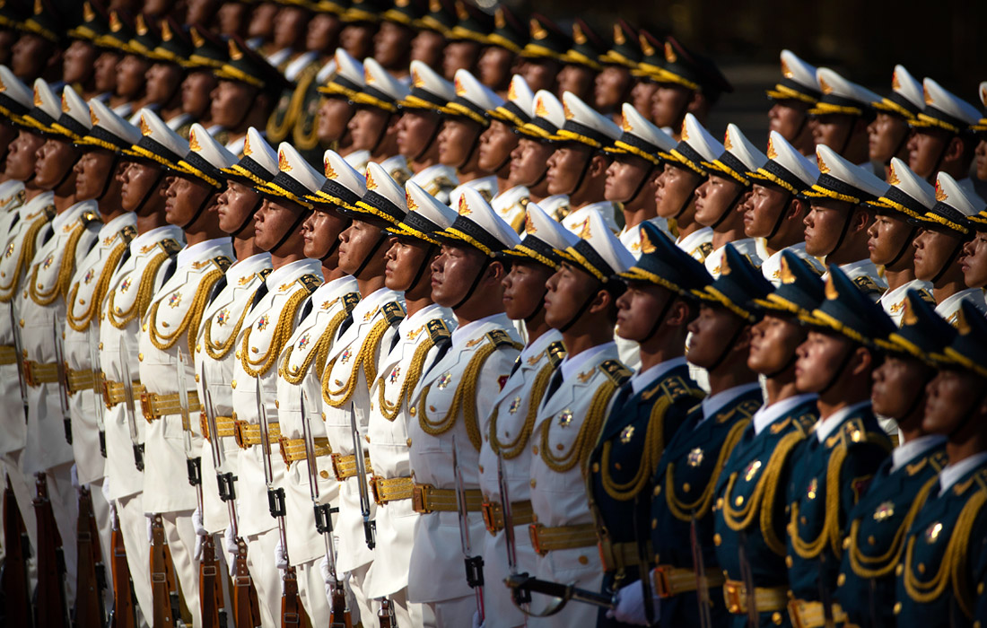 Почетный караул во время церемонии приветствия президента Болгарии Румена Радева в Большом зале народных собраний в Пекине