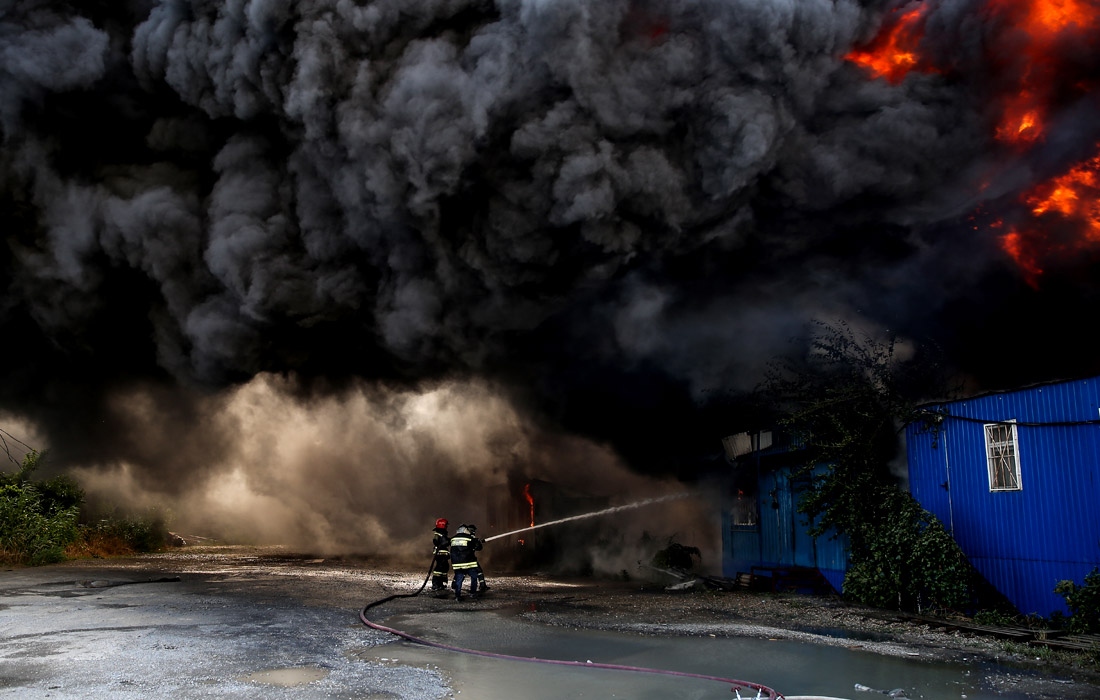 В Краснодаре потушили возгорание на складе в торговом комплексе. Площадь распространения огня составила 1200 кв. метров.