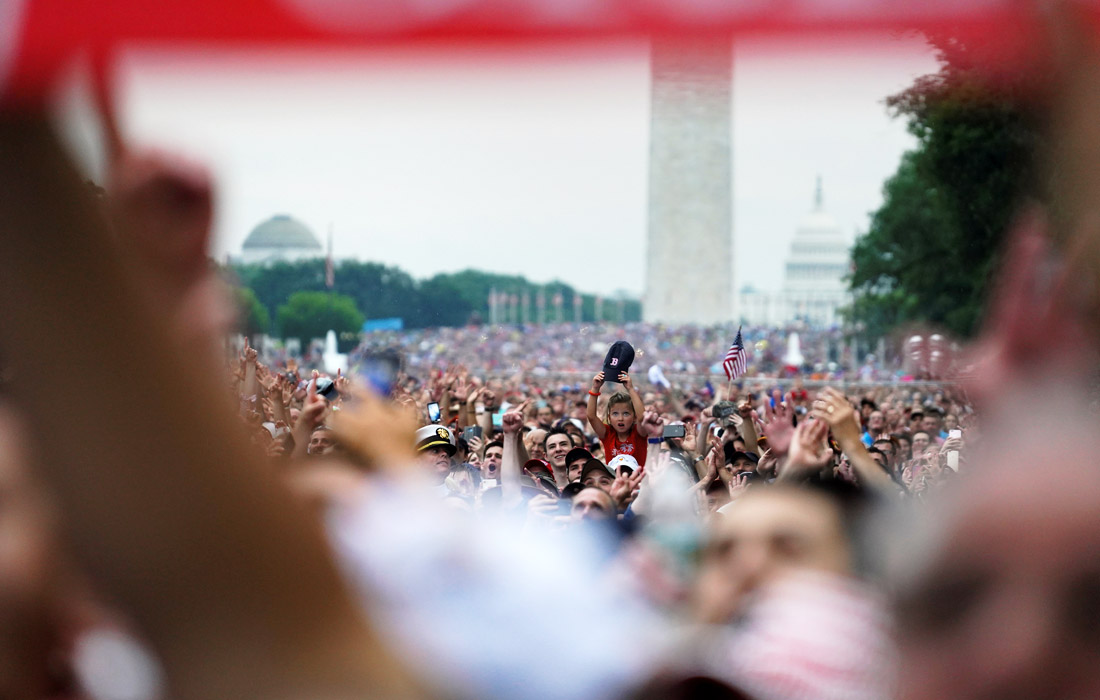По завершении выступления Трамп в твиттере опубликовал снимок толпы, собравшейся у мемориала Линкольна во время его выступления, назвав их "потрясающими патриотами"