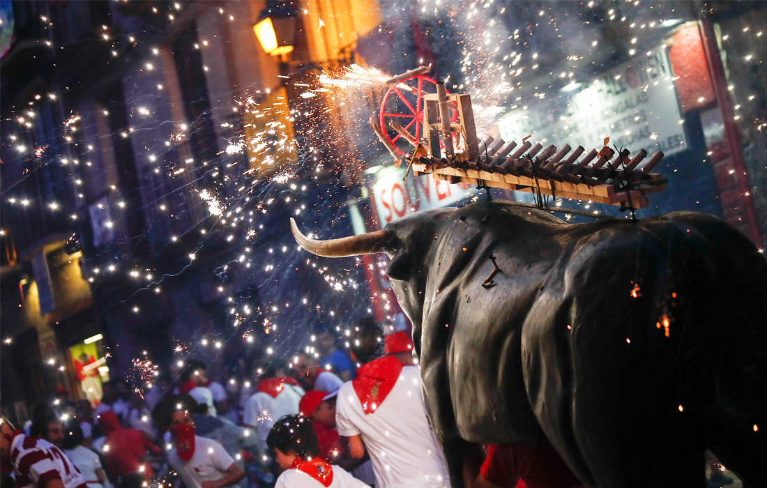 Кроме бега быков на празднике проходят музыкальные фестивали, карнавалы, костюмированные представления и выступления уличных артистов