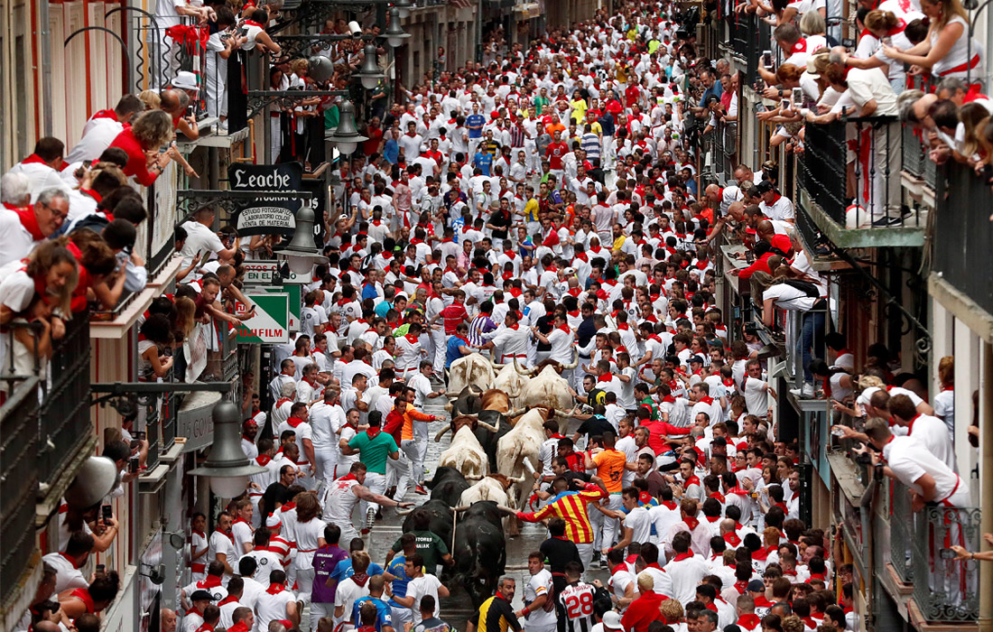 Каждый июль в Памплону приезжают около миллиона туристов со всей Испании и многих стран мира