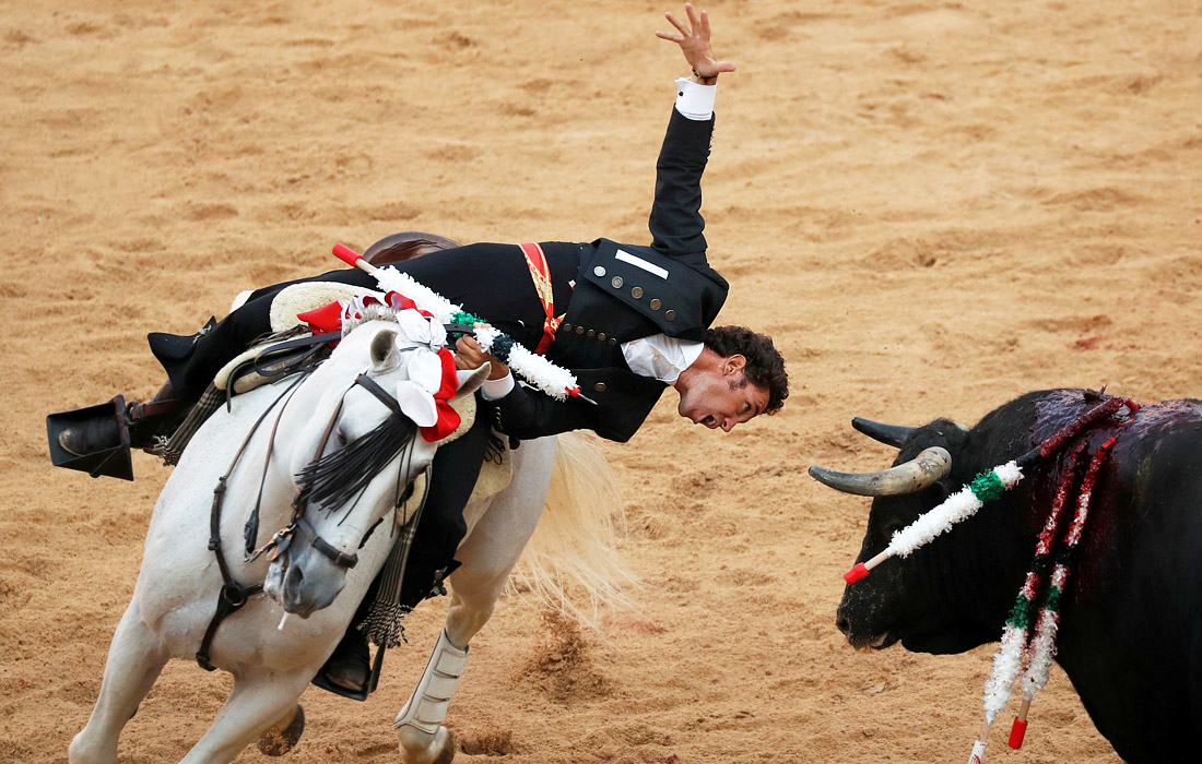 Праздник Сан-Фермин получил широкую известность за пределами Испании во многом благодаря книге американского писателя Эрнеста Хемингуэя "И восходит солнце"