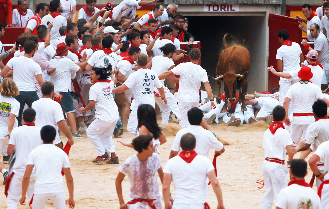 Большинство пострадавших получают травмы в давке, которая образовывается перед самым входом на арену для боя быков