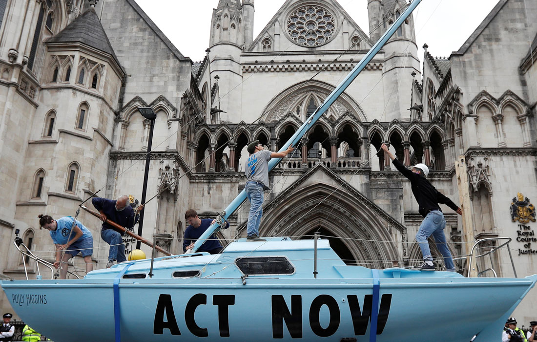 В Лондоне климатические активисты протестуют перед Королевским судом. Люди выступают за снижение вредных выбросов в атмосферу к 2025 году, а также требуют от правительства "говорить правду об изменении климата". Акции проходят в Лондоне, Глазго, Кардиффе, Бристоле и Лидсе, они продолжатся в течение всей недели.