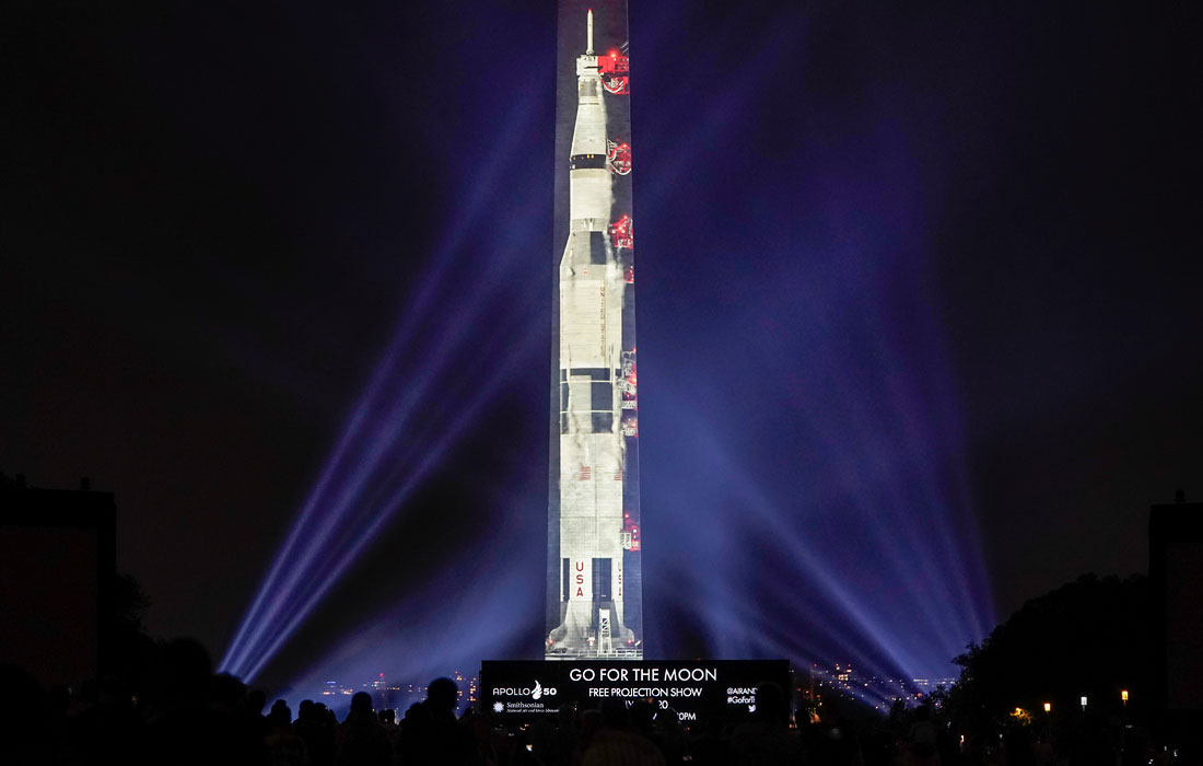 В столице США на Монументе Джорджа Вашингтона появилось изображение ракеты-носителя Сатурн V в натуральную величину. Проекция посвящена 50-й годовщине первой высадки человека на Луну.