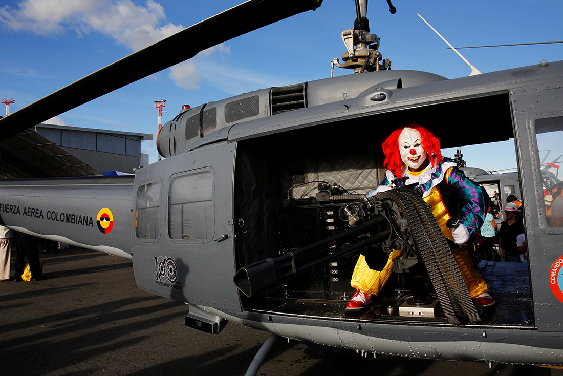 Посетитель развлекается с экспонатами на выставке F-Air Colombia 2019 в Колумбии