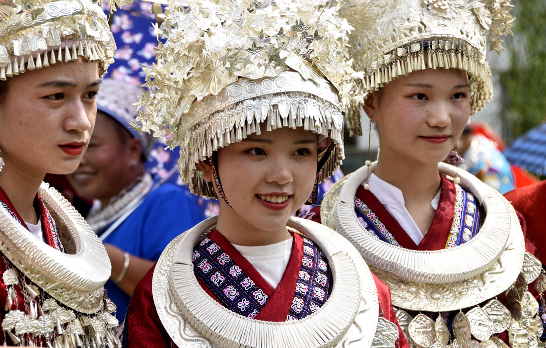 В китайской провинции Гуйчжоу прошел ежегодный фестиваль народа Мяо, который аналогичен западному Дню Святого Валентина. По традиции жители окрестных деревень шествуют по улицам в национальных костюмах, молятся о хорошем урожае риса, а также ищут неженатым молодым людям пару.