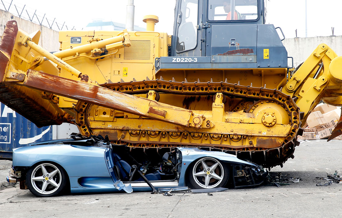 В Маниле, в рамках операции по предотвращению незаконной торговли и других видов таможенного мошенничества, прошло массовое уничтожение контрабандных товаров. Дюжина машин для изготовления сигарет и более тысячи коробок поддельных сигарет были уничтожены вместе с Ferrari. Ранее, президент Филиппин Родриго Дутерте назвал Таможенное бюро одним из самых коррумпированных государственных учреждений в стране и попросил более 50 чиновников уйти в отставку.